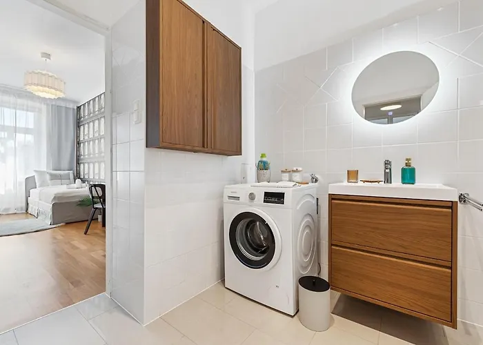 Modern 3br Near Center & Metro U6 דירה