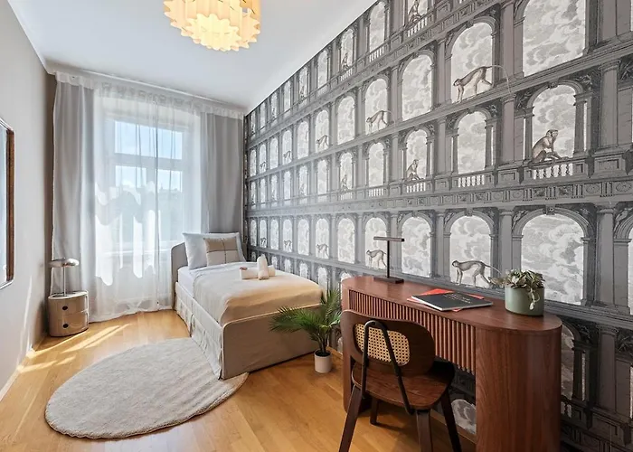 Modern 3br Near Center & Metro U6 דירה *