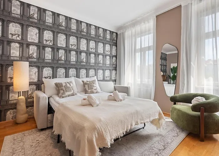Modern 3br Near Center & Metro U6 *