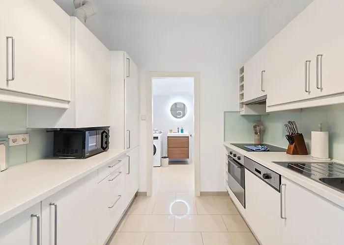 Modern 3br Near Center & Metro U6 דירה *