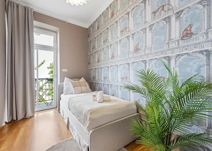 Modern 3br Near Center & Metro U6 *