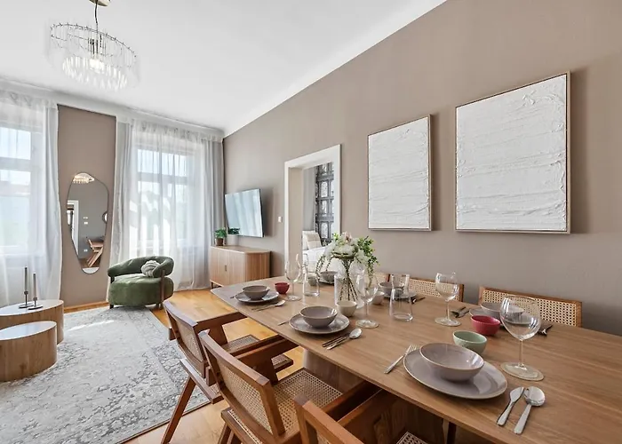 Modern 3br Near Center & Metro U6 דירה *