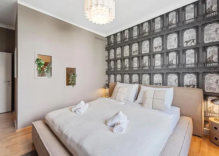 Modern 3br Near Center & Metro U6 *