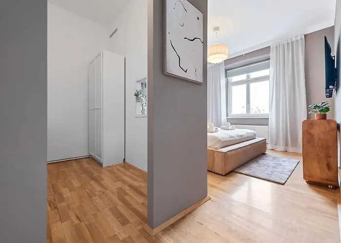דירה Modern 3br Near Center & Metro U6 *