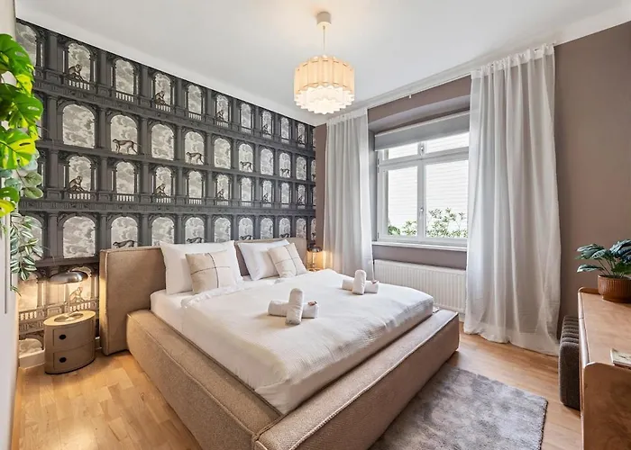 Modern 3br Near Center & Metro U6 *