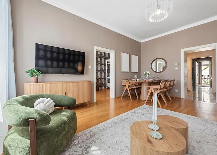 Modern 3br Near Center & Metro U6