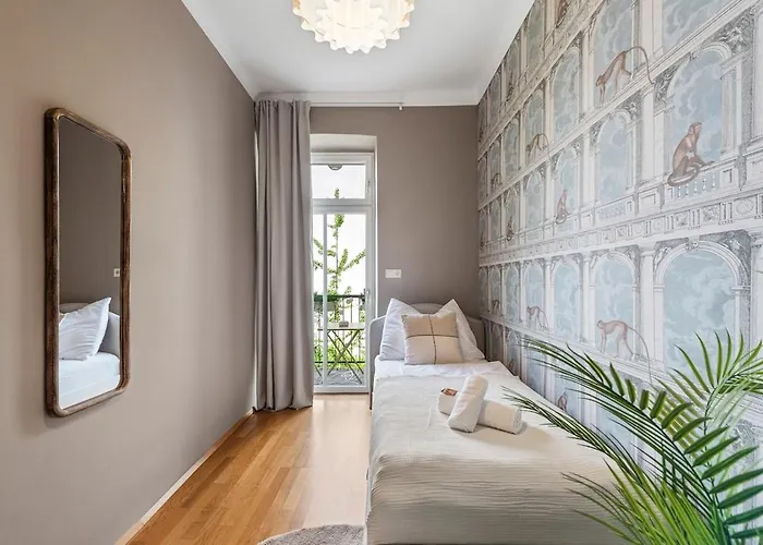 Modern 3br Near Center & Metro U6 *