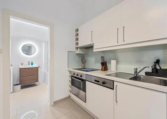 Modern 3br Near Center & Metro U6 *